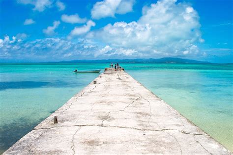 沖縄旅行 安い時期 ～ 海と空のコラボレーションを探して